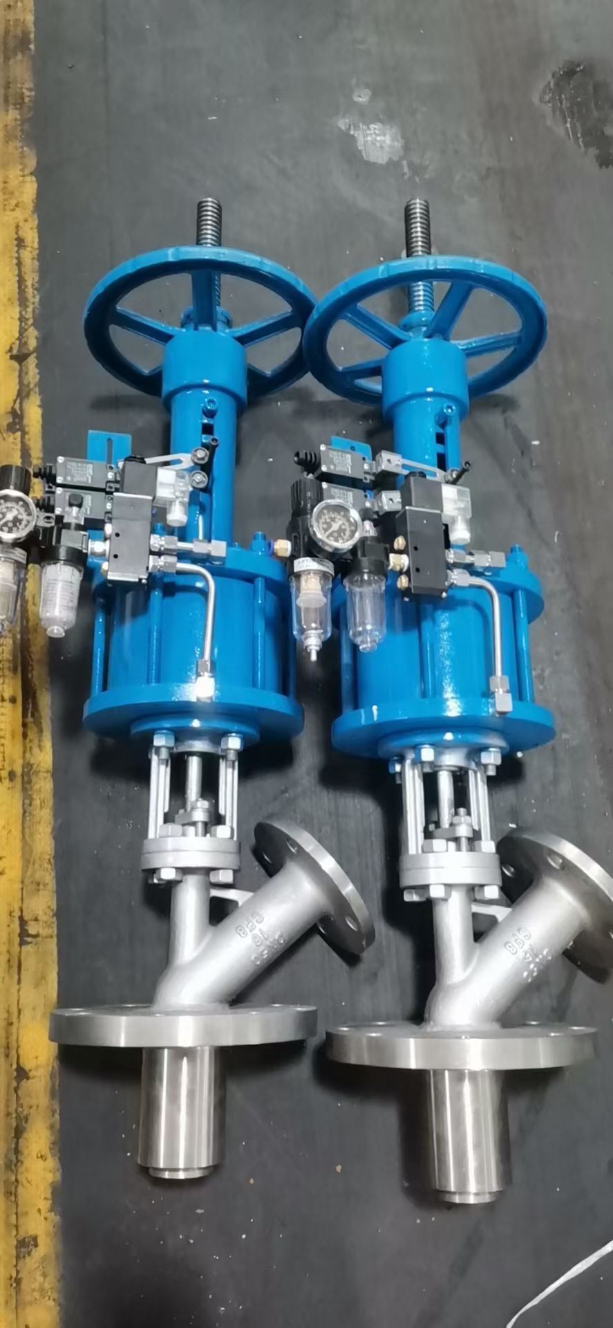 高溫高壓反應(yīng)釜?dú)鈩?dòng)帶手動(dòng)放料閥工作原理